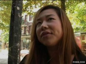 Молодой пикапер-пиздолиз развел на секс красивую зрелую азиатку