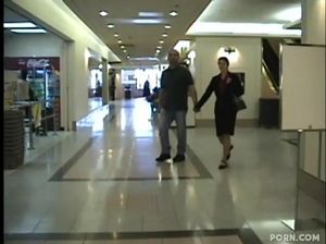 Взрослая азиатка ублажила сразу двоих молодых пикаперов в торговом центре