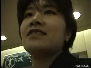 Взрослая азиатка ублажила сразу двоих молодых пикаперов в торговом центре