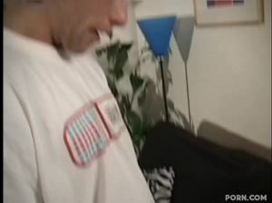 Взрослая азиатка ублажила сразу двоих молодых пикаперов в торговом центре