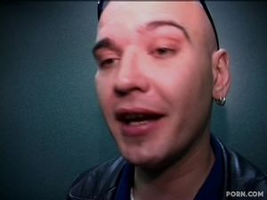 Тонкая милфа с маленькими сиськами подрочила пилотку и дала жеребцу