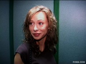 Тонкая милфа с маленькими сиськами подрочила пилотку и дала жеребцу