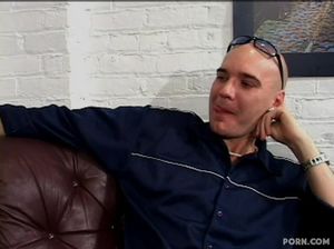 Тонкая милфа с маленькими сиськами подрочила пилотку и дала жеребцу