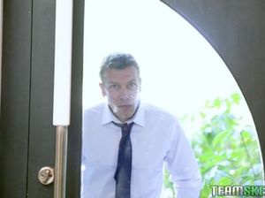 Мужик нашел дома маленькую плоскую азиатку, выебал ее и залил спермой личико