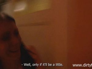 Русский пикапер жарко трахает худую девчонку от первого лица на рояле