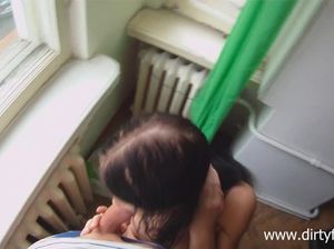 Русский пикапер жарко трахает худую девчонку от первого лица на рояле