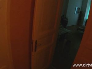 Русский пикапер жарко трахает худую девчонку от первого лица на рояле