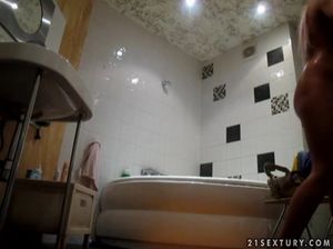 Русские худышки лесбиянки принимают душ и эротично светят стройными формами