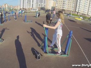 Хитрый русский пикапер привел девчонку в тренажерку и трахнул от первого лица