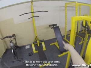 Хитрый русский пикапер привел девчонку в тренажерку и трахнул от первого лица