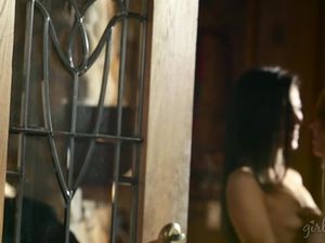 Рыжая и азиатка сладко вылизали сочные вагины и кончили в позе 69