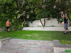 Спортивная маленькая девушка приняла в себя два больших хуя и получила буккаке