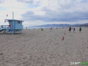 Тощая малышка в очках сосет и скачет на гигантском члене в гостинице