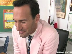 Зрелый препод отшлепал красивую студентку и наказал ее сексом