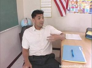 Развратная студентка сосет учителю и скачет на члене в классе