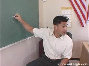 Развратная студентка сосет учителю и скачет на члене в классе