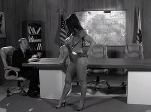 Мужик вставил крепкий хер в мокрую киску грудастой марсианской милфы