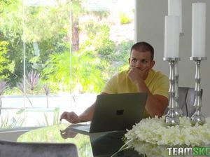 Молодчик отодрал маленькую очкастую девушку в анал вместо работы