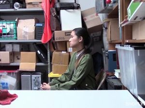 Охранник жестко отодрал в подсобке молодую азиатку за кражу в магазине