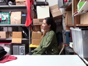 Охранник жестко отодрал в подсобке молодую азиатку за кражу в магазине