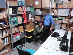 Охранник жестко отодрал в подсобке молодую азиатку за кражу в магазине