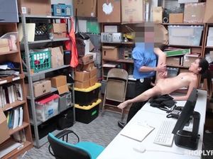 Охранник жестко отодрал в подсобке молодую азиатку за кражу в магазине