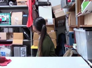 Охранник жестко отодрал в подсобке молодую азиатку за кражу в магазине