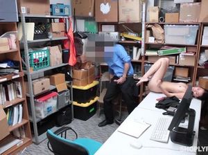 Охранник жестко отодрал в подсобке молодую азиатку за кражу в магазине