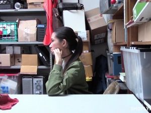 Охранник жестко отодрал в подсобке молодую азиатку за кражу в магазине