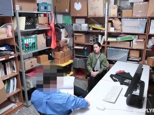 Охранник жестко отодрал в подсобке молодую азиатку за кражу в магазине