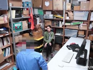 Охранник жестко отодрал в подсобке молодую азиатку за кражу в магазине