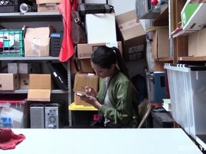 Охранник жестко отодрал в подсобке молодую азиатку за кражу в магазине