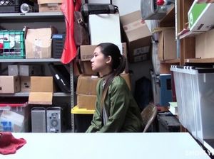 Охранник жестко отодрал в подсобке молодую азиатку за кражу в магазине