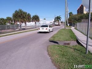 Плоская молодая худышка зашла в гости к соседу и оседлала его член