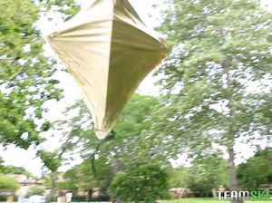 Тощая молодая негритянка с маленькими сиськами ебется с белым великаном