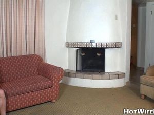 Зрелая женщина ловко справляется с двумя членами молодых парней