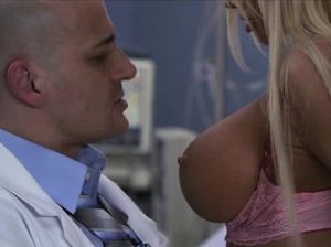 Грудастая медсестра лихо ебется с пациентом и коллегами в полнометражном видео