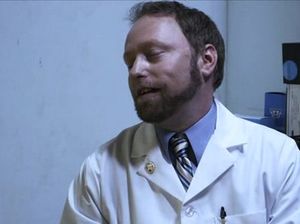 Грудастая медсестра лихо ебется с пациентом и коллегами в полнометражном видео