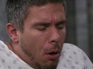 Белокурая медсестра сосет хуй пациенту и скачет на члене в полнометражном видео