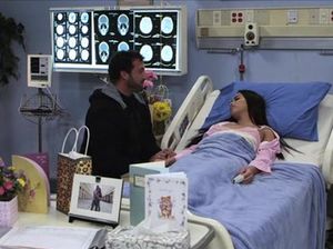 Белокурая медсестра сосет хуй пациенту и скачет на члене в полнометражном видео