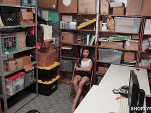 Охранник в магазине застукал молодую воровку и заставил ее трахаться в подсобке