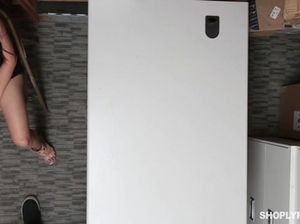 Охранник в магазине застукал молодую воровку и заставил ее трахаться в подсобке