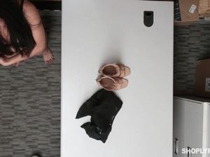 Охранник в магазине застукал молодую воровку и заставил ее трахаться в подсобке