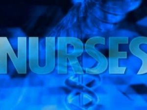 Две любвеобильные медсестры ублажают пациента своими дырочками в горячем видео