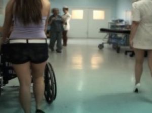 Две любвеобильные медсестры ублажают пациента своими дырочками в горячем видео