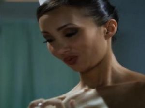 Две любвеобильные медсестры ублажают пациента своими дырочками в горячем видео