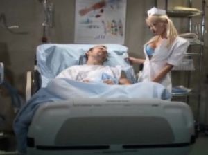 Две любвеобильные медсестры ублажают пациента своими дырочками в горячем видео