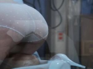 Две любвеобильные медсестры ублажают пациента своими дырочками в горячем видео