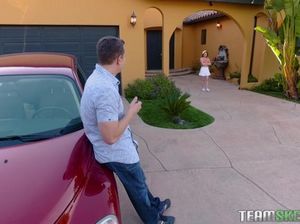 Симпатичная малышка с упругой попкой соснула инструктору и дала ему в задницу