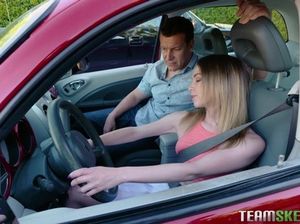 Симпатичная малышка с упругой попкой соснула инструктору и дала ему в задницу